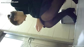 chinese girls go to toilet.121