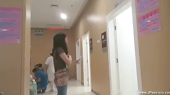 peeping chinese woman to go to the hospital for an injection.4_2